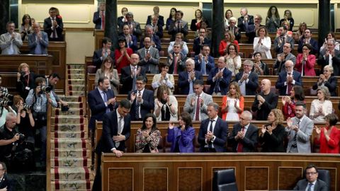 El l�der del PSOE, Pedro S�nchez, recibe el aplauso de su grupo parlamentario tras la votaci�n de la moci�n de censura contra Mariano Rajoy que le aup� a la presidencia del Gobierno