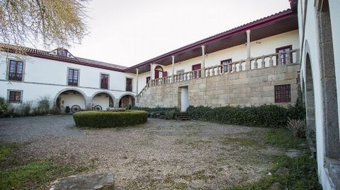 Una vista del patio y la solaina del pazo