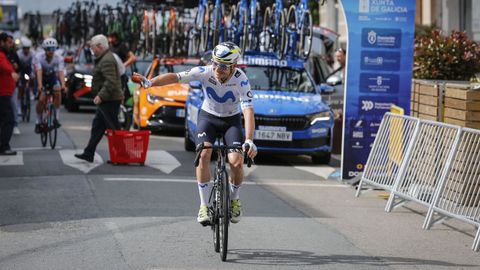 Carlos Canal, el ciclista natural de Xinzo, del Movistar Team, fue arropado por el apoyo de la gente de la zona