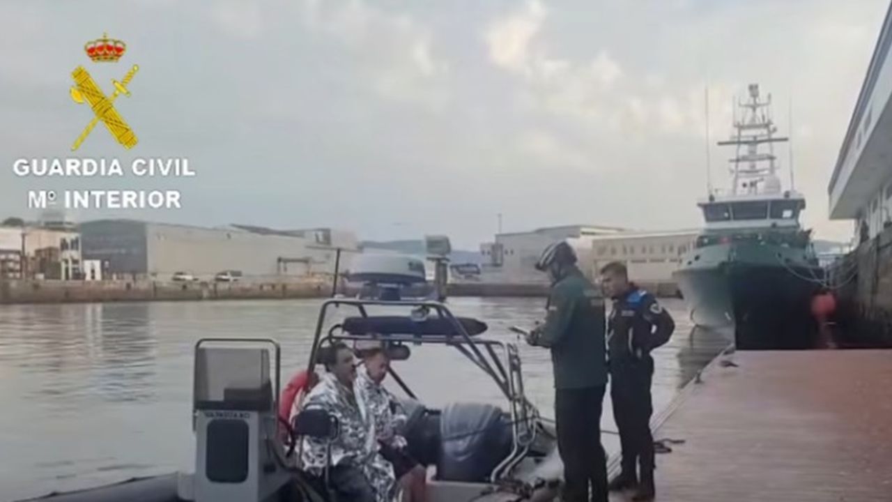 Dos personas rescatadas en Cangas tras el hundimiento de una embarcación