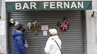 Los vecinos dejaron flores en el bar del fallecido
