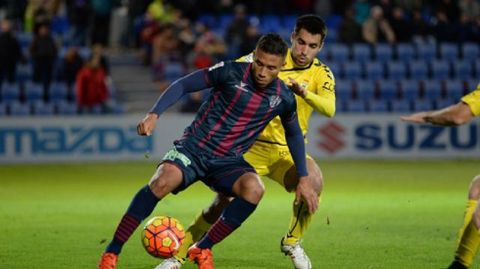 Machs y Diegui luchando por un baln en el Huesca-Oviedo de la 15/16