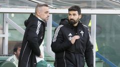 Romo intercambiando impresiones con El�as Mart� en A Malata.