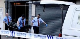 Momento en el que los servicios funerarios sacan del edificio de Baracaldo uno de los cad�veres. 