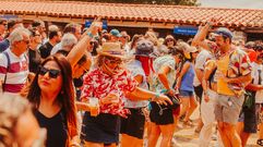 Actuaci�n musical en el exterior del santuario de Cadeiras, en Sober