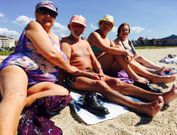 Mar�a, Manuel, Tina y Lucita, ayer sobre las cuatro de la tarde, disfrutando en A Concha. 