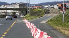 Acceso de entrada al polgono de O Bertn desde la FE-14, que se encuentra cortado debido a las restricciones de trfico aplicadas por las obras.