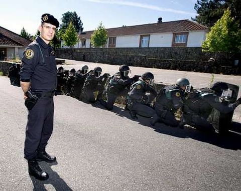 El comandante Fuentes Fern�ndez, en las instalaciones del cuartel de Castrosen�n.