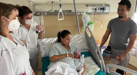 Marcela Andrea y Anderson con la pequea Elisabeth, su hijo Santos Jos, y personal del Hospital Valdeorras