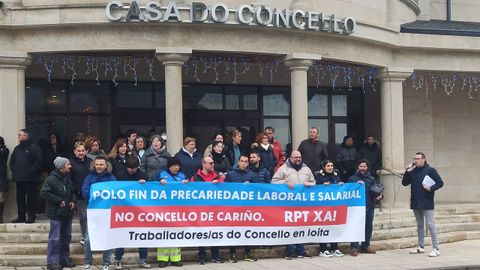 Los trabajadores en la concentraci�n de esta ma�ana, d�a de Nochebuena, delante del consistorio