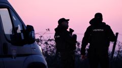 Agentes de la polic�a serbia en un control en Dubona, donde un joven mat� a ocho personas disparando desde un coche