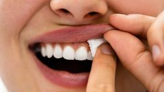 Una mujer consumiendo �snus�.