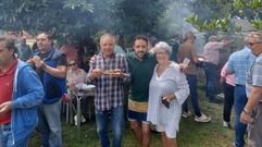 Cristian, nuevo gerente del negocio, entre sus padres, Ramiro y Maribel 