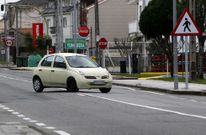 En una hora, una veintena de veh�culos cruzaron ayer hacia la gasolinera sobre l�nea continua. 