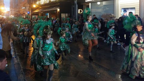 Ritmo y calor para desafiar a la lluvia en el desfile de entroido de O Carballi�o
