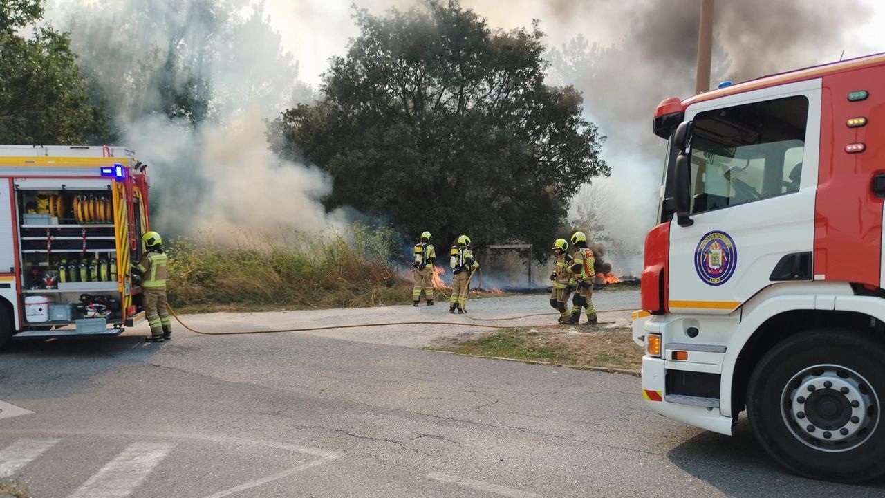 Alarma en Lugo al arder monte raso en el polígono de O Ceao por el incendio de un coche