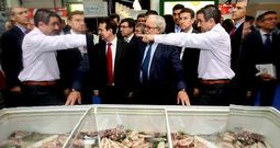 Las autoridades recorrieron las distintas casetas que componen la feria viguesa del congelado, en la que participan 36 pa�ses.