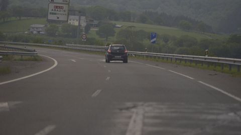 Firme deteriorado de la A-8 en Galicia