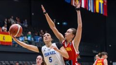 In�s Sotelo frena a Cohen en un lance del Espa�a - Israel sub-20