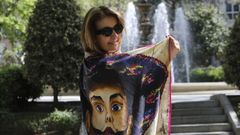 Lola Doporto con uno de sus pa�uelos en el parque de San L�zaro