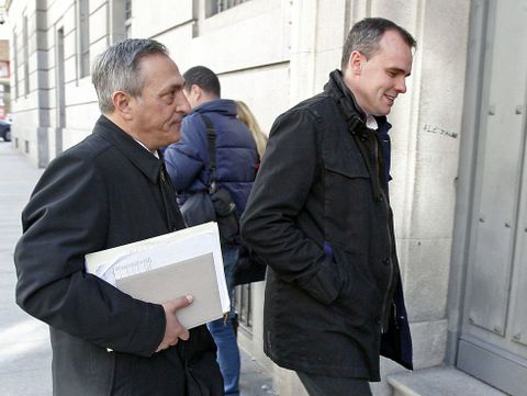 David Prez -derecha- a la entrada de la Audiencia. 