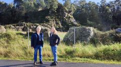 El alcalde Luciano Sobral y la concejala de Sanidade delante de la finca donde el Concello quiere ubicar el centro de salud de Poio