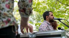 Fiesta de las pandillas en O Barco.Los j�venes de anta�o se volvieron a reunir en torno a la m�sica de los 60 y 70 que son� gracias a Los ��igos en el Paseo do Malec�n barquense