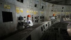 Visitantes en la sala de control del reactor 4 de la central nuclear de Chern�bil, Ucrania