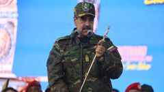 Maduro exhibe la espada de Simn Bolvar en marcha chavista la tarde del martes en Caracas.