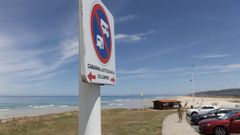 La prohibici�n afecta �nicamente a la parte m�s pr�xima de la pasarela de madera que rodea el acceso a la playa de Razo.