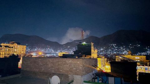 Humo tras una explosi�n que los talibanes aseguran que fue un ataque a�reo pakistan� en Kabul, Afganist�n
