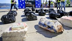 Descarga de un alijo de coca�na en el puerto de Vigo, en una imagen de archivo.