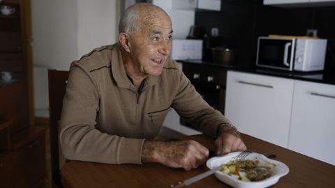 Jos Carabel, vecino de Sada y beneficiario del servicio de la Xunta, se dispone a disfrutar de uno de los platos elaborados por Culinaria.