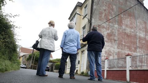 Vecinos ante la casa okupa de Neda,  cuyos moradores son objeto de detenciones.