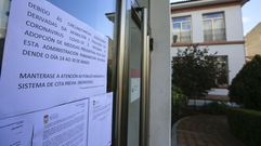 Carteles informando del cierre de servicios municipales durante el primer estado de alarma