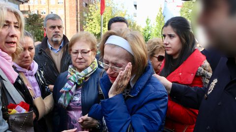 Momento en el que la madre del polic�a se emociona durante el homenaje celebrado al agente en Vigo este mediod�a