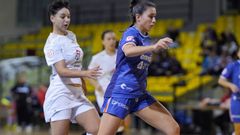 Mar�a Arias conduce un bal�n