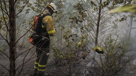 Un bombero forestal en un incendio en la Sierra do Care&oacute;n, en Palas de Rei, en una imagen de archivo