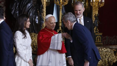 Alfonso Rueda saluda a Le�n XIV en la recepci�n celebrada en el Palacio Real ante los reyes.