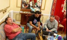 El encierro de trabajadores de Navantia en demanda de un dique flotante en Ferrol contin�a.