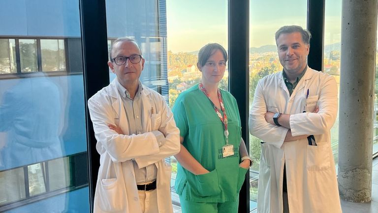 El jefe del servicio de ciruga cardaca del Hospital lvaro Cunqueiro de Vigo, Juan Jos Legarra, con los dos cirujanos que operaron, Roco Casais y Francisco Estvez