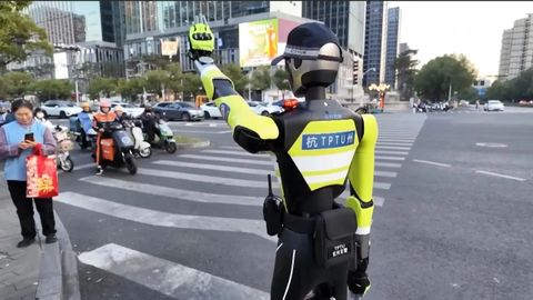 Un robot humanoide dirige el tr�fico en una intersecci�n.