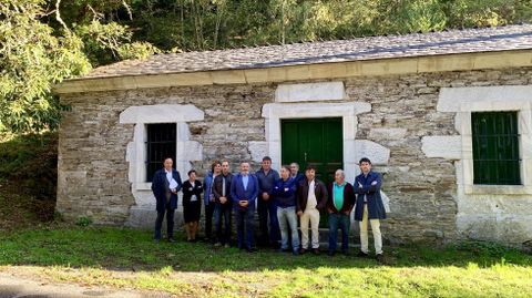 La caseta de peones camineros de Trascastro est al paso de la carretera que lleva de Ferrera a Oural