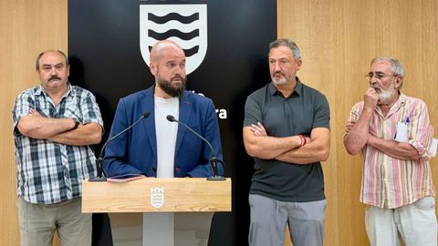 Carlos Morgade, Iv�n Puentes, Marcos Rey y Pepe Pereira, este mi�rcoles en el Concello de Pontevedra, donde presentaron la moci�n