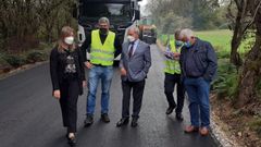 Un momento de la visita de Jos� Tom� y Pilar Garc�a Arias al tramo de la carretera LU-P-5903 en el que se est� trabajando actualmente