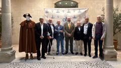 Las directivas de la Asociaci�n Cultural Amigos Cami�o Moz�rabe - V�a Plata y de la CEO, con la figura del peregrino instalada en la sede empresarial.