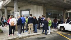 Familiares de marineros y vecinos se concentraron ante el p�sito mientras se reun�a de urgencia.