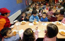 Comer a mediod�a en los colegios donde el Concello gestiona el servicio ser� m�s caro. 