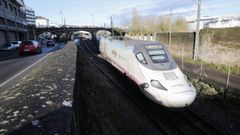 Sale de la Estaci�n de Trenes de Lugo uno de los convoyes que conectan a la ciudad con el AVE