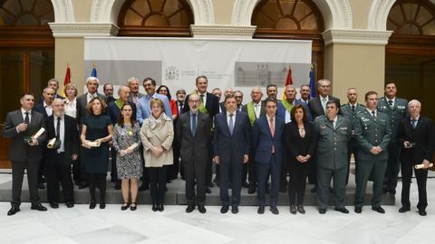 El ministro Luis Planas y otros cargos de Agricultura, Pesca y Alimentacin, con los condecorados de la Orden Civil del Mrito, Agrario, Pesquero y Alimentario